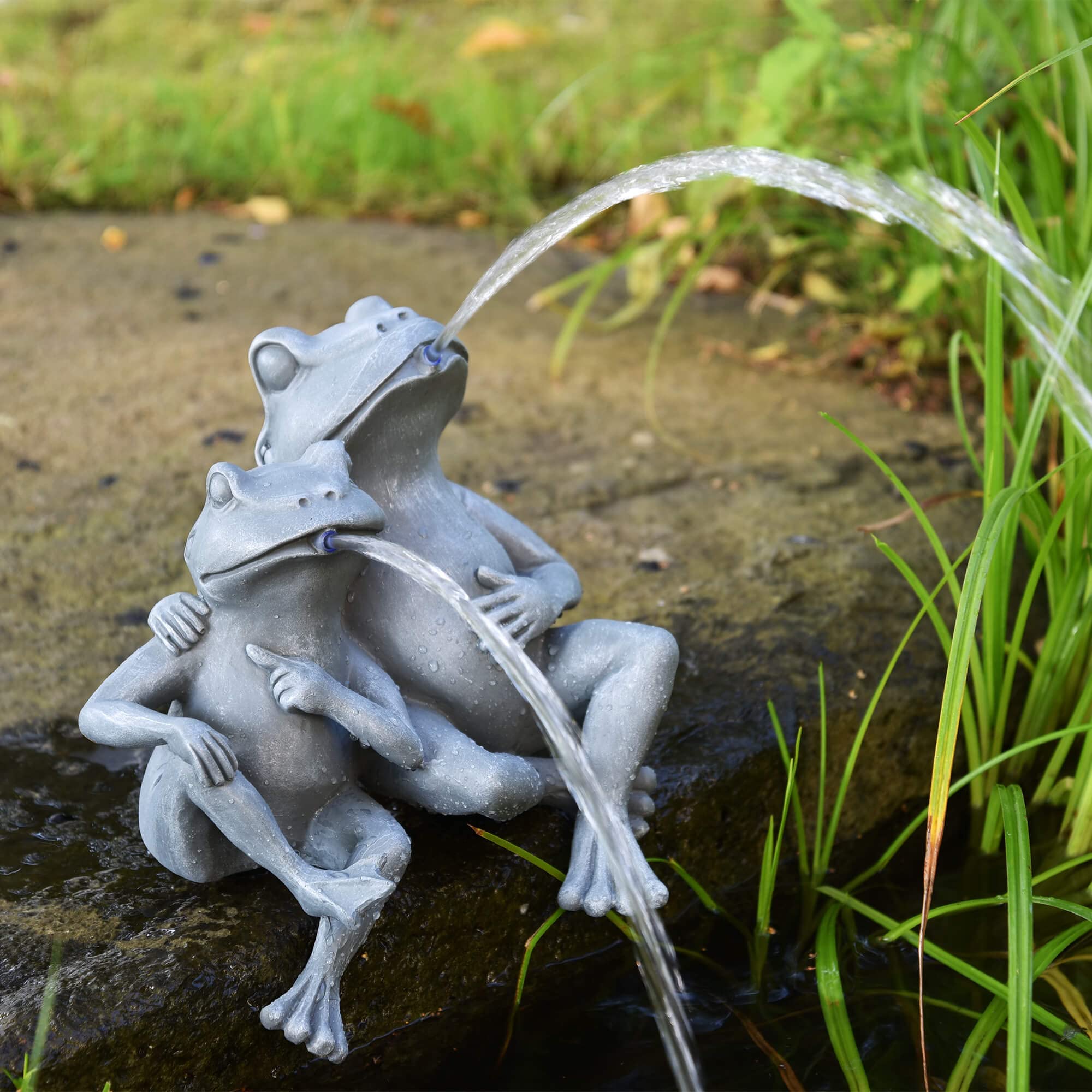 heissner-teichfigur-frosch-paar-28-x-18-x-30-cm-polyresin-steingrau-mit-schlauch image 2